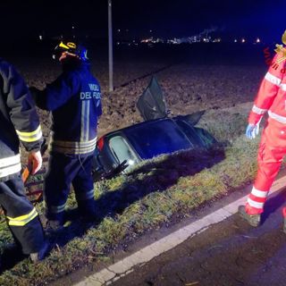 Mezzana Bigli: finisce in un canale con l'auto, ferito un 30enne