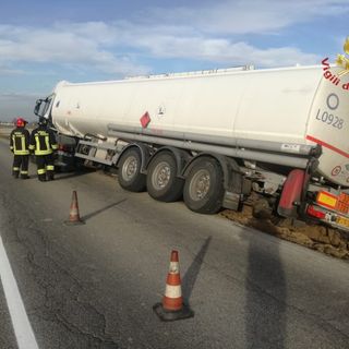 Candia: autocisterna piena di gasolio esce di strada sulla provinciale 194