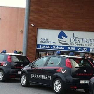 Vittuone: ruba vestiti al Destriero, ma viene arrestato