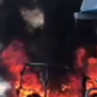 Auto a fuoco e supermercato evacuato nel vercellese