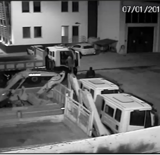 Furto e ricettazione di escavatori e autocarri: quattro persone finiscono in manette. E' caccia ad altri 2 complici [VIDEO]