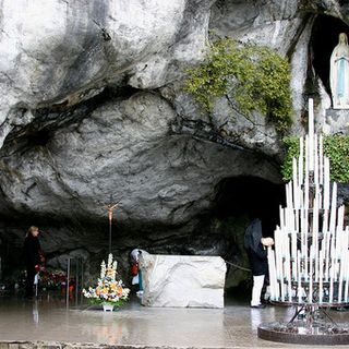 Per la prima volta nella storia chiude il Santuario di Lourdes: al via una catena di preghiere in tutto il mondo dalla Grotta delle Apparizioni