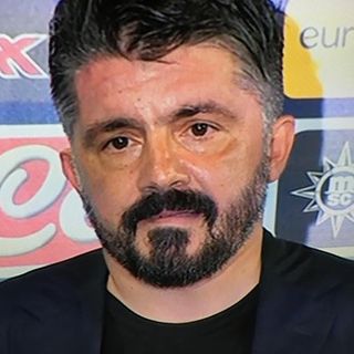 Il momento in cui Rino Gattuso pensa alla sorella Francesca in diretta Rai. Sotto nella gallery il bacio al cielo e l'incontro emozionante con Conte nel pre partita