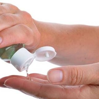 Coronavirus, Burioni: ‘Se non trovate i gel antibatterici, usate dell’alcol comune’