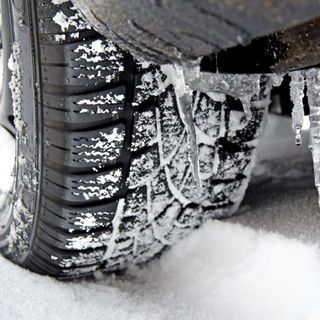 Dal 15 novembre obbligo di gomme invernali o catene a bordo sulle strade della Lombardia