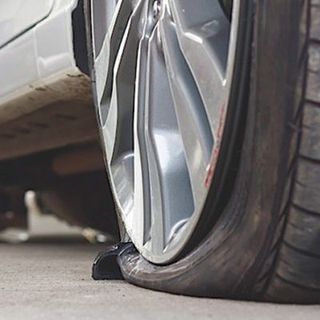 Abbiategrasso: fuori dall’ospedale, cambia la ruota dell’auto e gli rubano la borsa