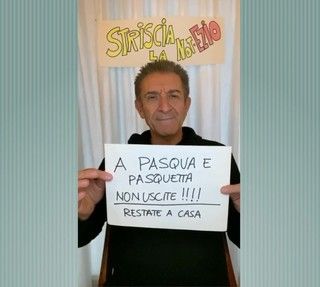 Da Ezio Greggio l'appello "muto" a restare a casa per Pasqua e Pasquetta