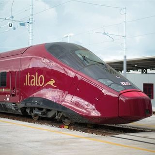 Resta il distanziamento sui treni, niente convogli pieni: lo ha deciso il ministro Speranza