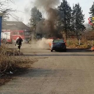 Robbio: in fiamme un'auto lungo la provinciale 596