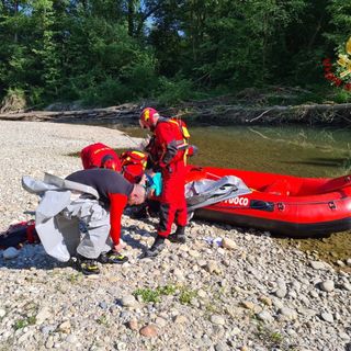 FOTO. Vigevano, l'intervento dei vigili del fuoco per recuperare il cadavere riemerso dal Ticino