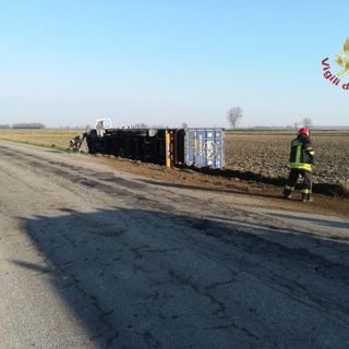 Candia: camion si ribalta lungo la provinciale 596, lievemente ferito un 45enne