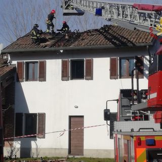 Lomello: in fiamme un sottotetto di legno, i vigili del fuoco limitano i danni