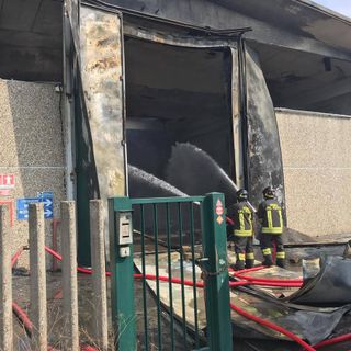 Incendio Settimo Milanese, primi monitoraggi Arpa escludono sostanze inquinanti