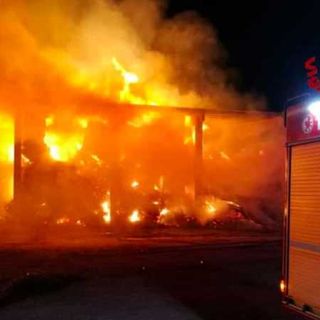 Settimo Milanese, incendio in una ditta di rifiuti speciali