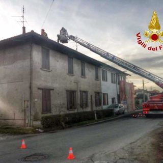 Corbetta: canna fumaria in fiamme in una casa a Soriano