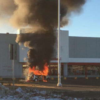 L'auto di Simona Rocca a fuoco sul piazzale dell'area commerciale vercellese