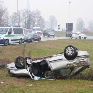 Abbiategrasso: perde il controllo dell’auto e si ribalta, paura in viale Giotto