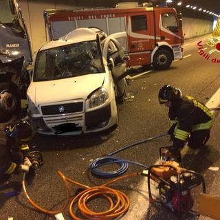 Schianto in galleria a Castelletto Ticino, morti un uomo e una donna travolti da un tir