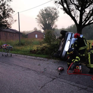 Mede: si schianta con l'auto contro un albero, ferito un 29enne