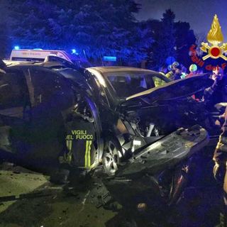 Scontro tra due auto a Robecchetto con Induno: coinvolti tre bambini e tre adulti