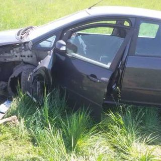 Robecco sul Naviglio: automobilista sbanda in curva e finisce nel campo