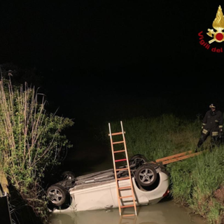 Auto nel canale: una persona in ospedale - FOTO