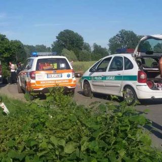 Robecco sul Naviglio: l’erba alta ostruisce la visuale, grave incidente a Castellazzo de’ Barzi