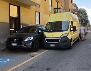Magenta: autista di un furgone perde il controllo del mezzo e danneggia tre veicoli in sosta