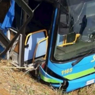 Besate: autobus con molti bambini a bordo esce di strada. Per fortuna, solo un grosso spavento