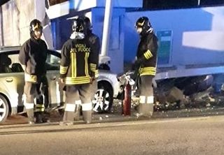 Vigevano: auto contro un palo in viale Mazzini, coinvolte due persone