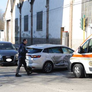 Abbiategrasso: tamponamento in viale Sforza, tre feriti