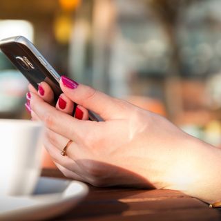 Mantenere la distanza di sicurezza, restare a casa e conoscersi online: è davvero possibile?