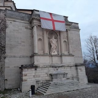La bandiera della Lombardia esposta sul balcone del Mosè al Sacro Monte nella foto di Francesca Crugnola