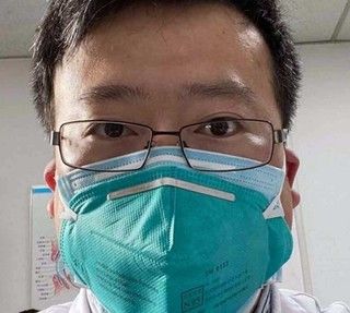 E' nato il figlio del medico che lanciò l'allarme Coronavirus e morì. La moglie: «Marito, ci vedi dal paradiso?»