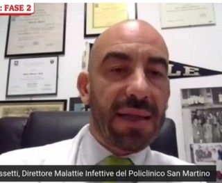 Coronavirus, l'infettivologo Bassetti: «Nella fase 2 sì alle mascherine, i guanti non servono sempre» (VIDEO)