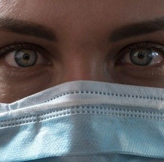 I chiarimenti della Regione. «Mascherina in auto? Non è obbligatorio. In bici e nei cortili invece sì. E per i minori...»
