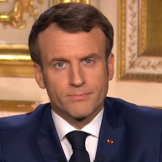 Macron: &quot;Siamo in guerra sanitaria, per 15 giorni non uscite da casa&quot;. Chiuse le frontiere con l'Unione Europea