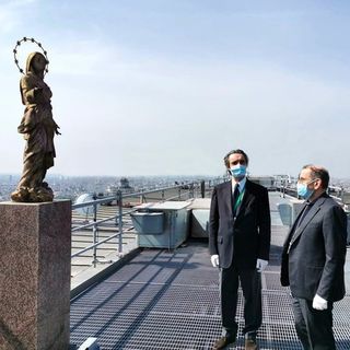 Fontana e monsignor Delpini, arcivescovo di Milano, sul Pirellone davanti a una delle Madonnine simbolo della città
