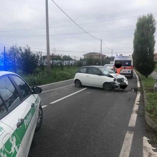 Magenta: perde il controllo dell’auto e abbatte un palo