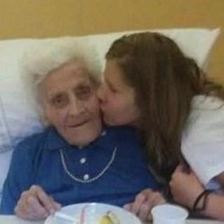 Nonna Maria in una foto pre Covid