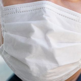 Lombardia, mascherine ancora obbligatorie all'aperto se non c'è distanziamento fisico