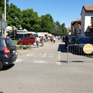 Magenta, volontario offende ragazza al mercato: “Usiamo la stampella per fare i furbi?”