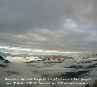 Il fantastico panorama con un doppio strato di nubi in dissolvimento sui nostri cieli catturato dalle webcam del Centro Geofisico Prealpino al Campo dei Fiori (foto tratta dalla pagina Facebook della Società Astronomica G.V. Schiapparelli)