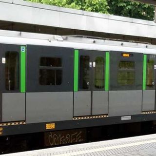 Tentato suicidio in metrò a Milano: donna 40enne grave, ma fuori pericolo di vita