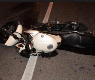 Con una Porsche tampona un motociclista che poi viene investito