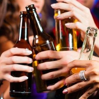 Coronavirus e movida, il prefetto di Pavia dispone il divieto di vendita di bevande alcoliche da asporto dopo la mezzanotte