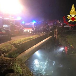 Amiche in auto finiscono nel Naviglio, tanto spavento e ferite non gravi