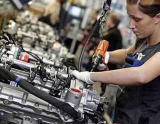 Disoccupazione in calo al 9.9%, numeri da record: mai così tanti lavoratori in Italia