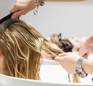 In attesa all’esterno dei saloni e senza sfogliare riviste: come sarà andare dal parrucchiere e dall’estetista