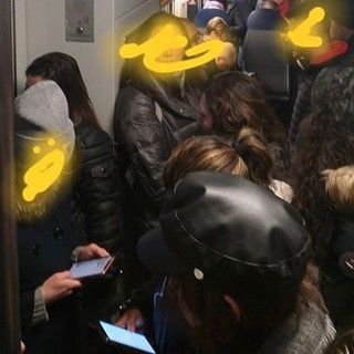 Pendolari su un vagone affollato: la foto è stata scattata ieri mattina da un viaggiatore e postata sui gruppi Facebook